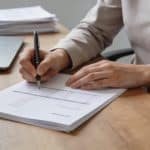 Agent administratif assis saisissant donnees sur formulaire fiscal
