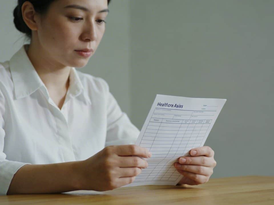 aide soignante en blouse consulte grille salariale