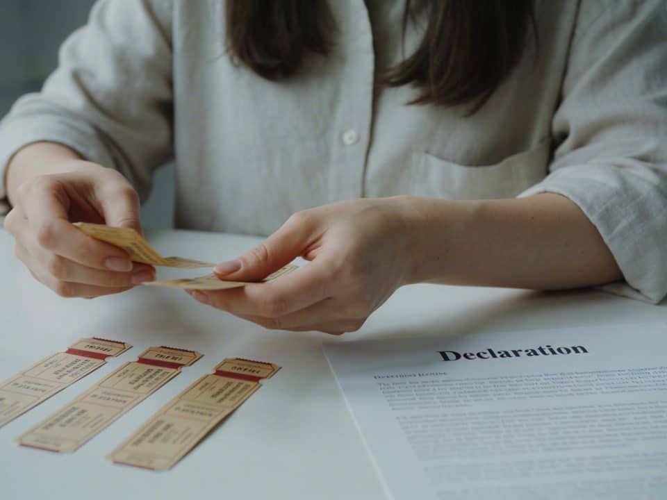 femme assise au bureau triant tickets restaurant devant declaration fiscale