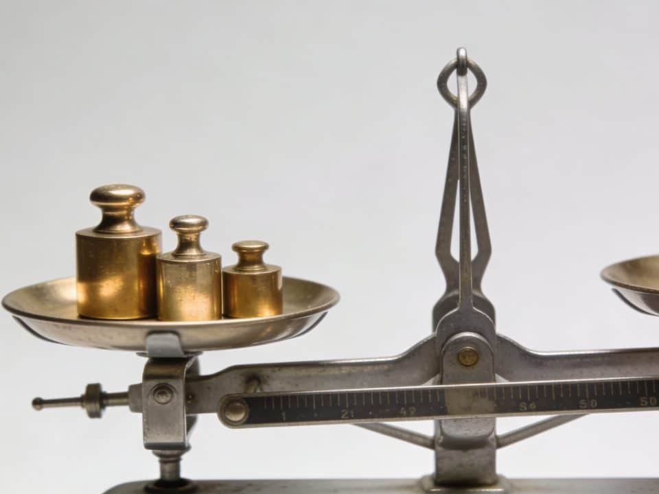Balance en metal pese morceaux de laiton brillant