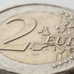 Gros plan sur une piece de deux euros