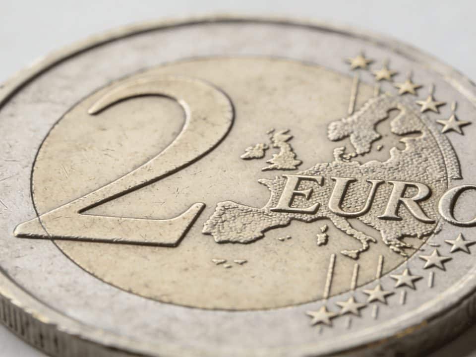 Gros plan sur une piece de deux euros