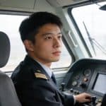 Stagiaire conducteur assis cabine locomotive observant instructeur
