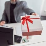 Pourquoi un cadeau personnalisé engage mieux vos salariés qu'une prime