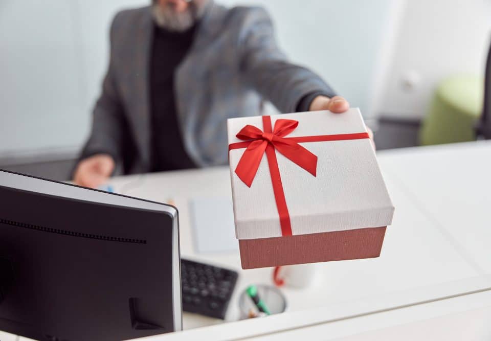 Pourquoi un cadeau personnalisé engage mieux vos salariés qu'une prime