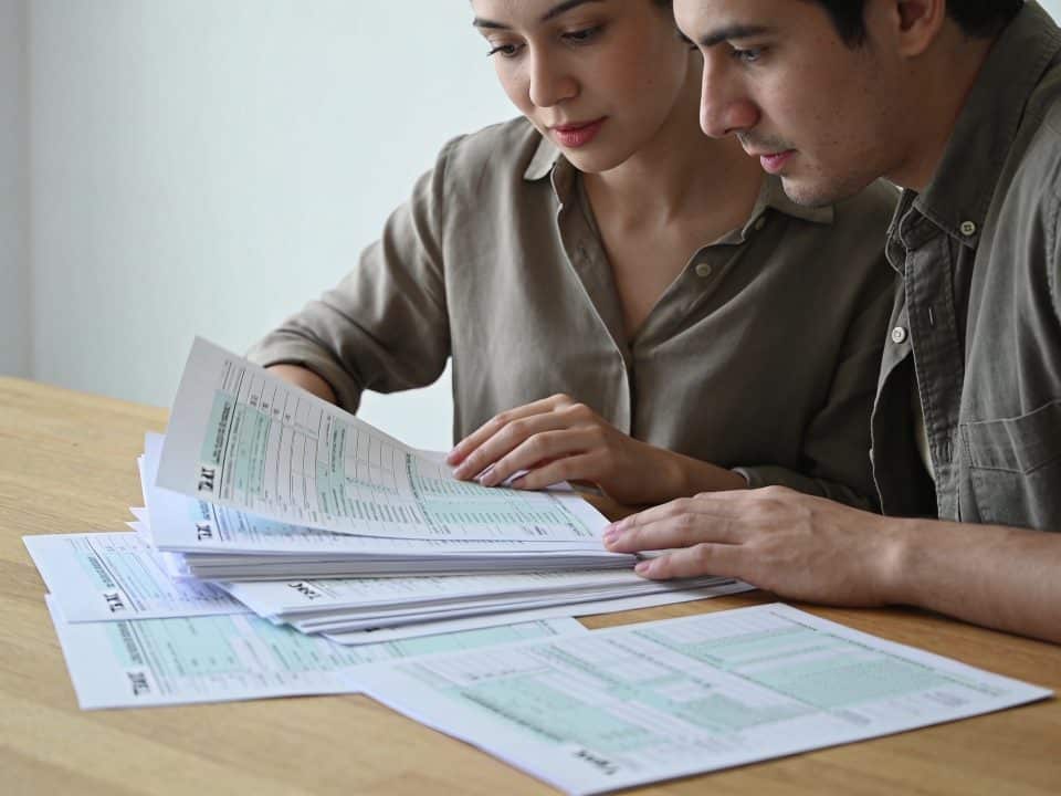 couple assis a table examinant declaration fiscale