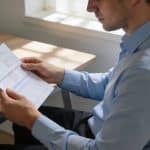 employe belge verifiant sa fiche de paie