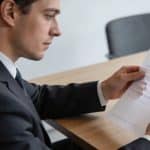employe de bureau au luxembourg consultant sa fiche de paie