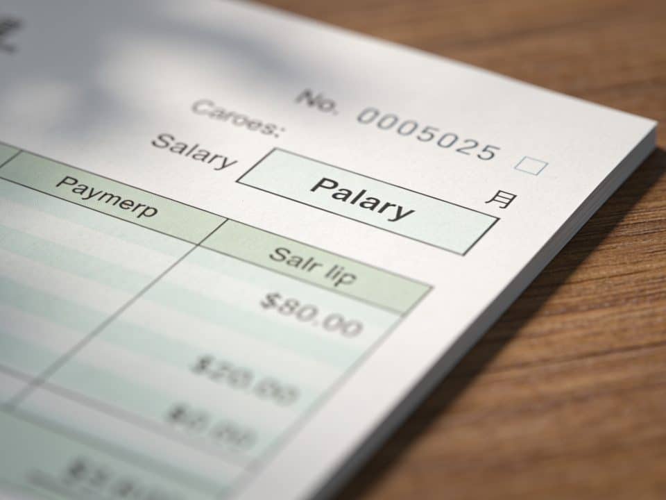Fiche de paie detaillee avec salaire encadre sur bureau