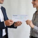 formateur remet cheque final a stagiaire souriant