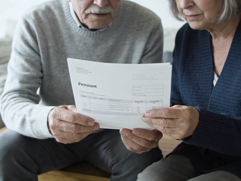 couple de seniors francais lisant un relevé de pension