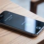 smartphone pose sur table affichant appel inconnu