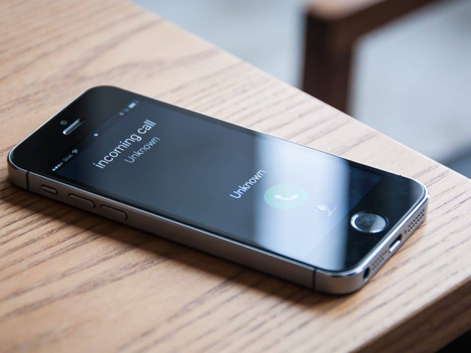 smartphone pose sur table affichant appel inconnu