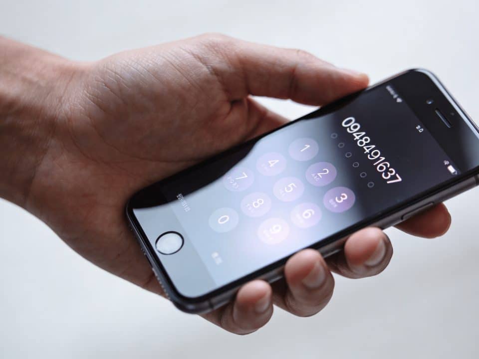 Smartphone en main affichant numero inconnu 0948491637