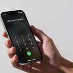 Smartphone en main affichant un numero inconnu