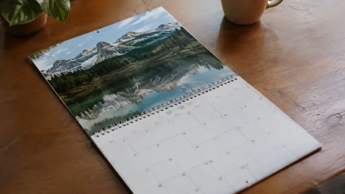 Feuille de calendrier ouverte sur un bureau en bois