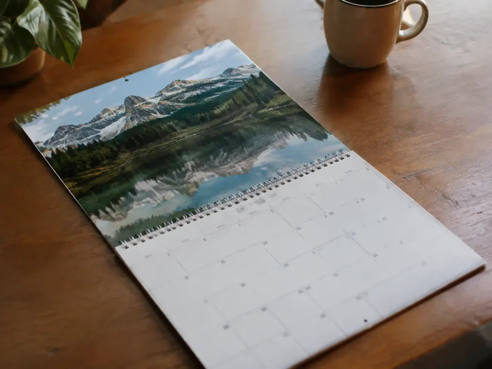 Feuille de calendrier ouverte sur un bureau en bois