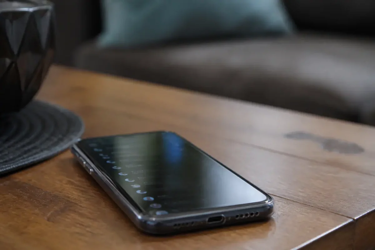 Smartphone pose sur une table affichant liste des appels